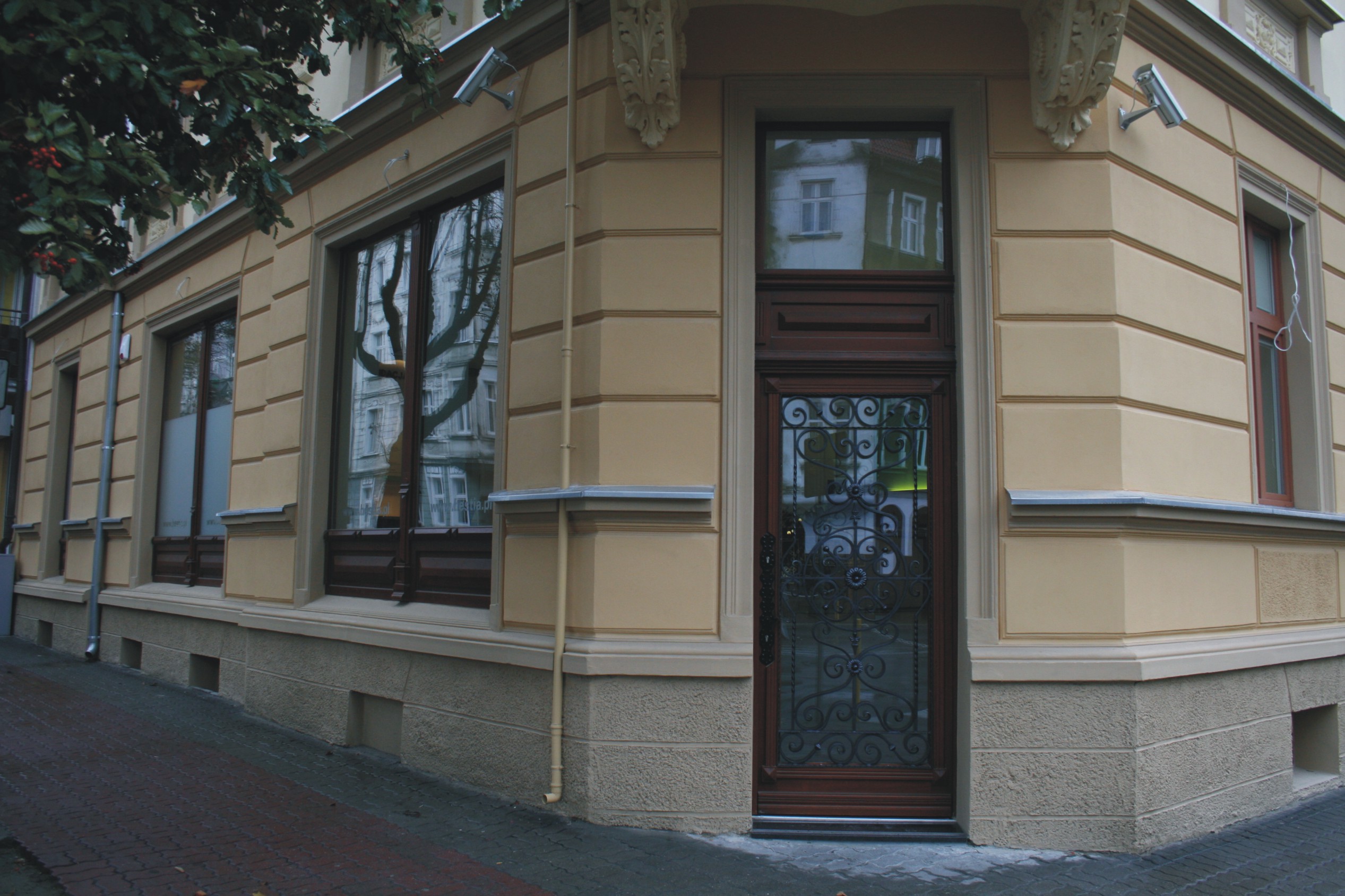 Wejście do biura ubezpieczeń w Gorzowie